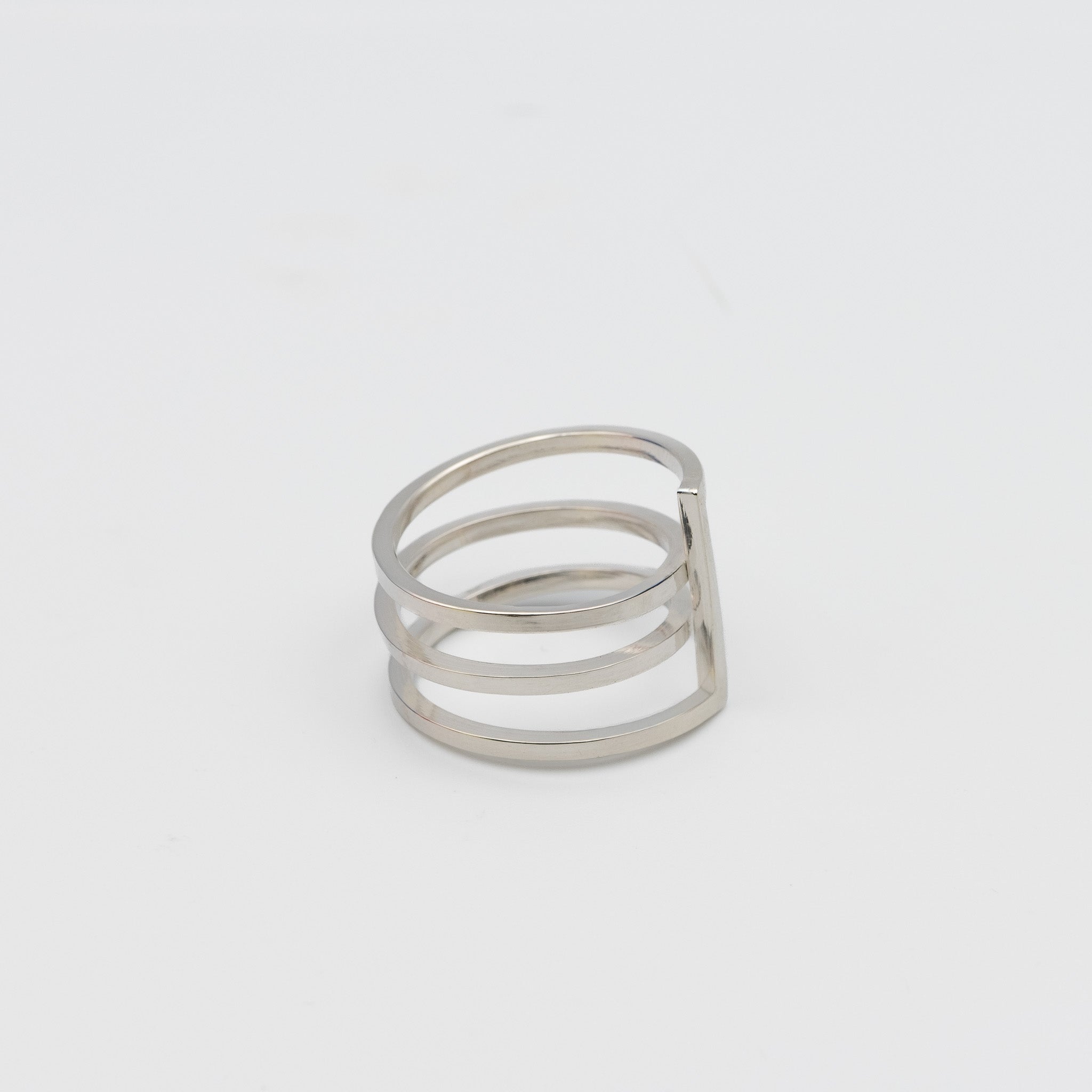 tcr019 - Silver Loop Ring