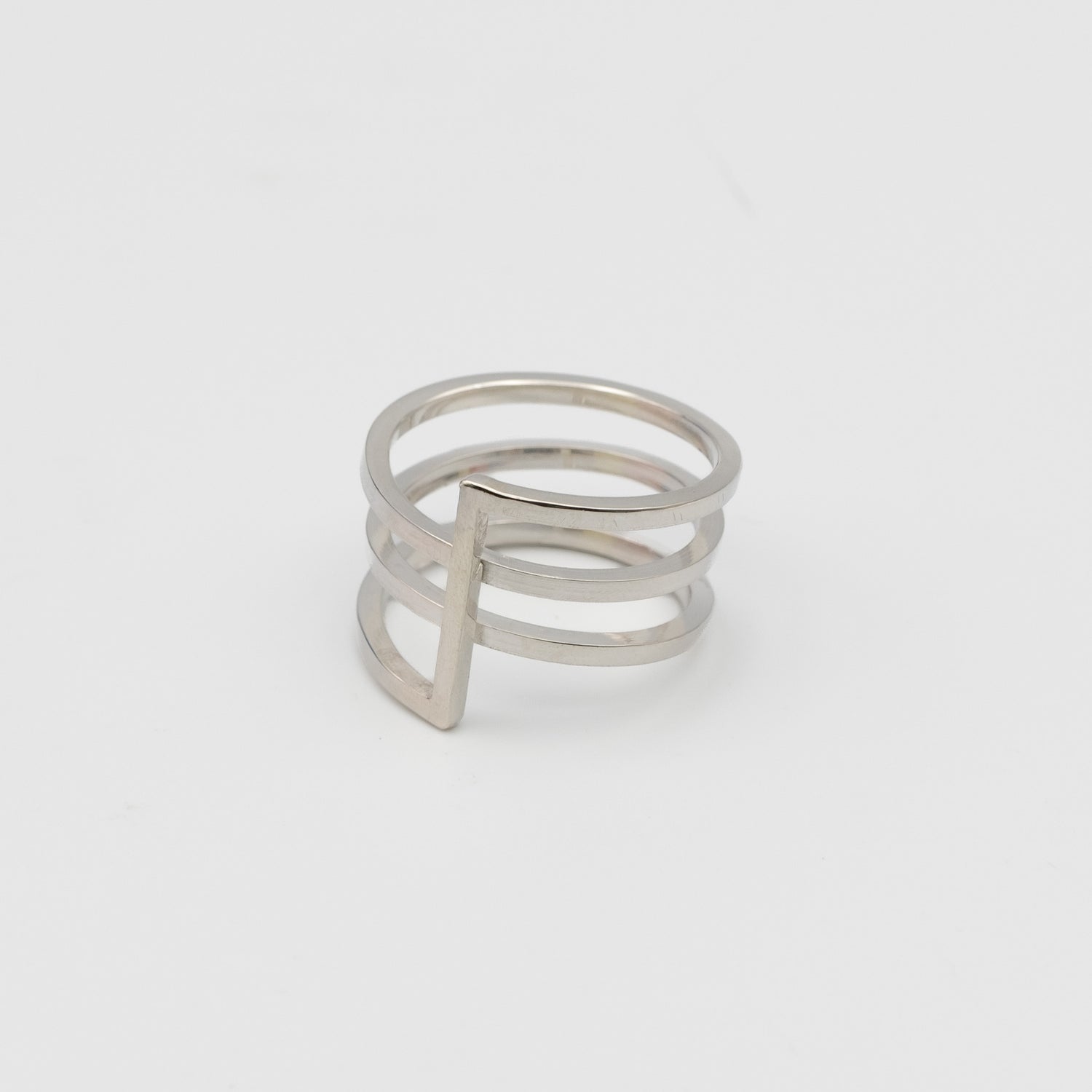 tcr019 - Silver Loop Ring