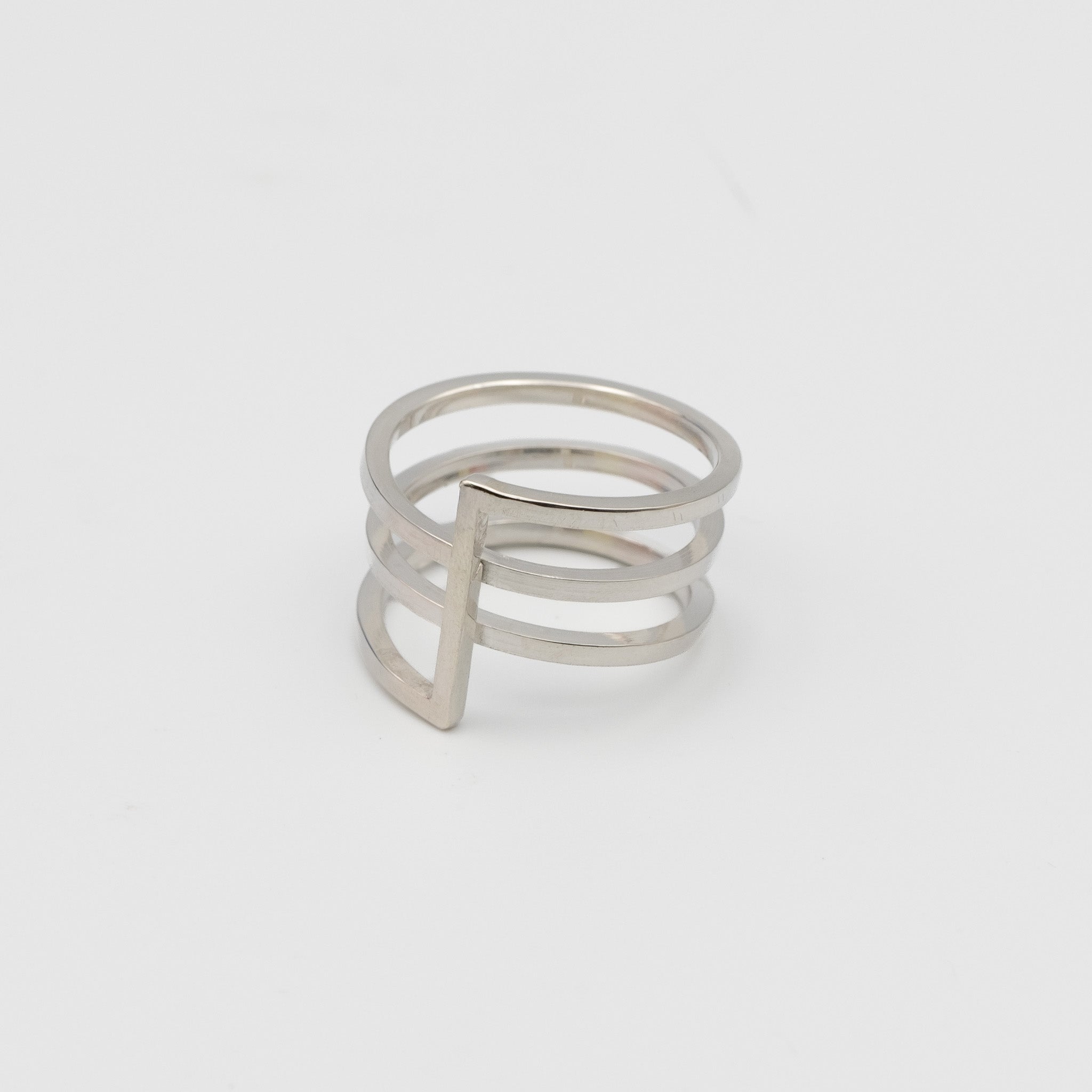 tcr019 - Silver Loop Ring
